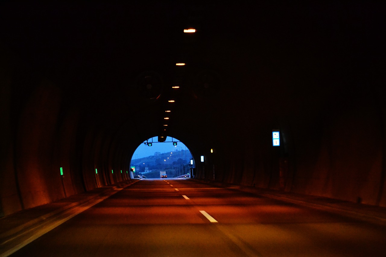 tunnel-1484554_1280